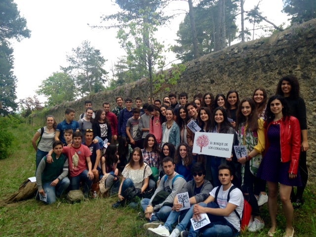 Los alumnos de 2º de Bachiller inauguran el Bosque de los Corazones plantando el primer ‘árbol del amor’