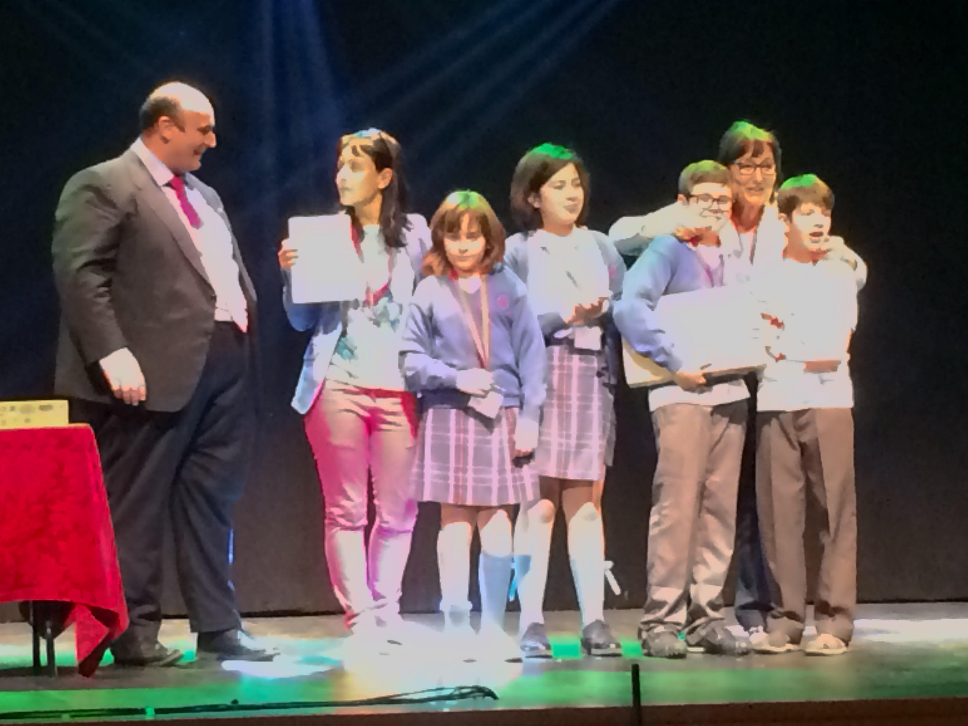 Premiados en el II Congreso de Medio Ambiente con un huerto vertical hecho con botellas y otros materiales reciclados por alumnos de 2º EPO