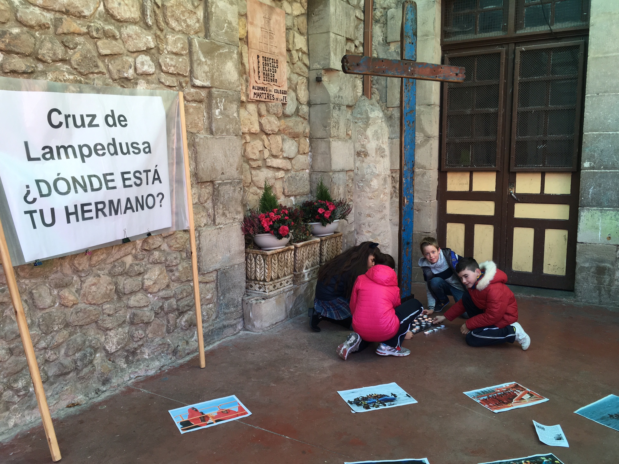 El Colegio recuerda a los expatriados en torno a la Cruz de Lampedusa
